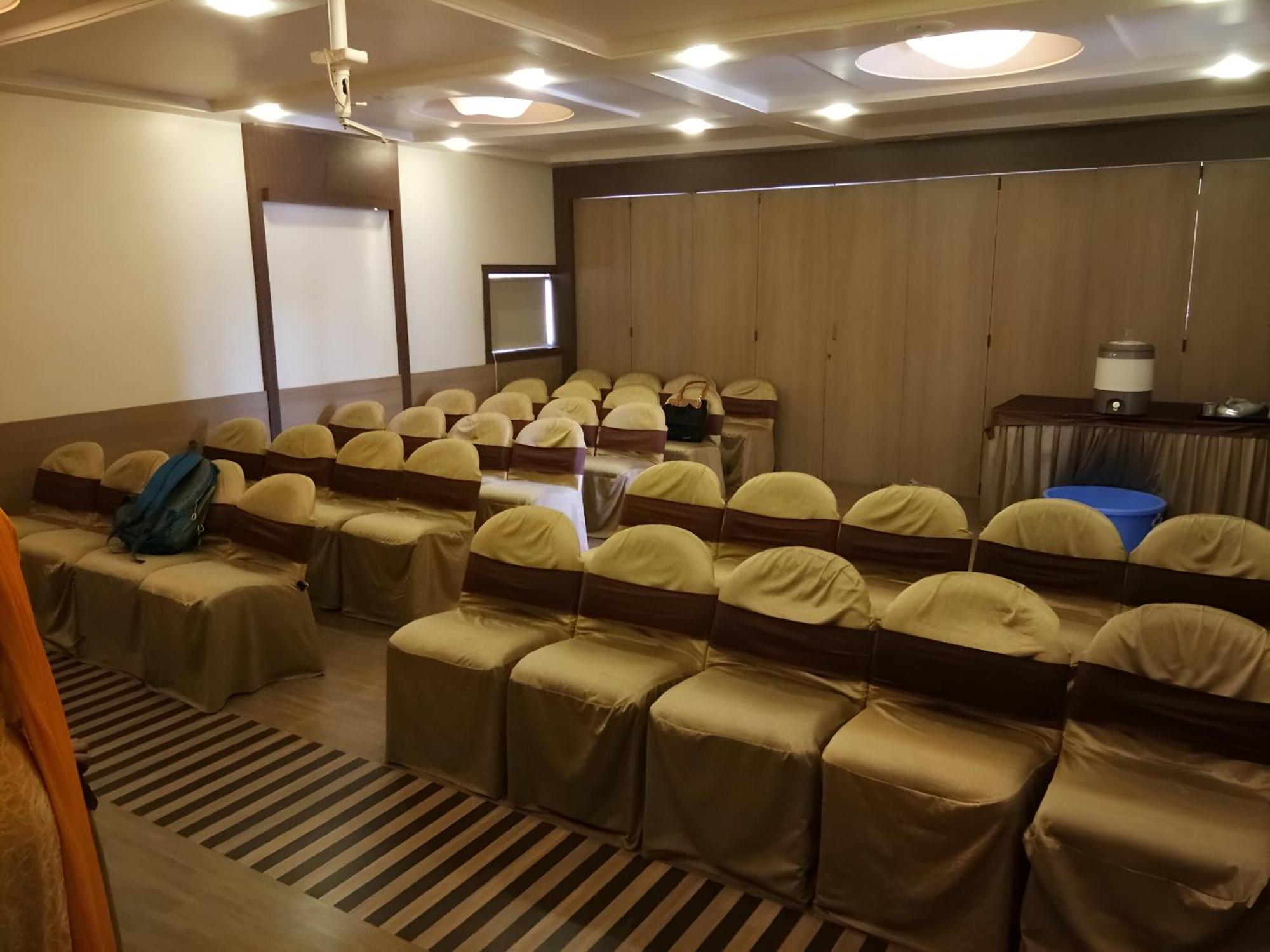 New Hotel Europa Inn Раджкот Экстерьер фото
